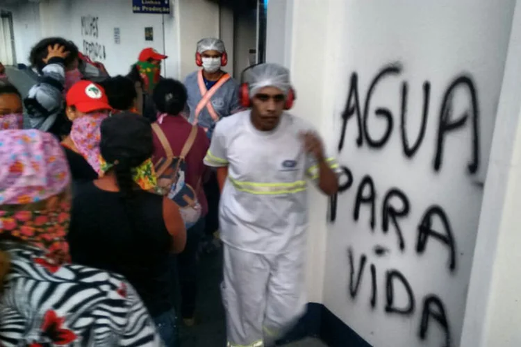 A Nestlé se estabeleceu aqui há décadas e faz a exploração predatória e inclusive irregular, afirmou a diretora do MST (Página do MST/Divulgação)