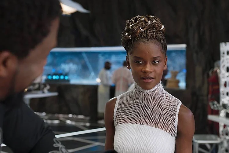 A PERSONAGEM SHURI, DE PANTERA-NEGRA: é ela quem comanda o laboratório de tecnologia no filme da Marvel (foto/Divulgação)