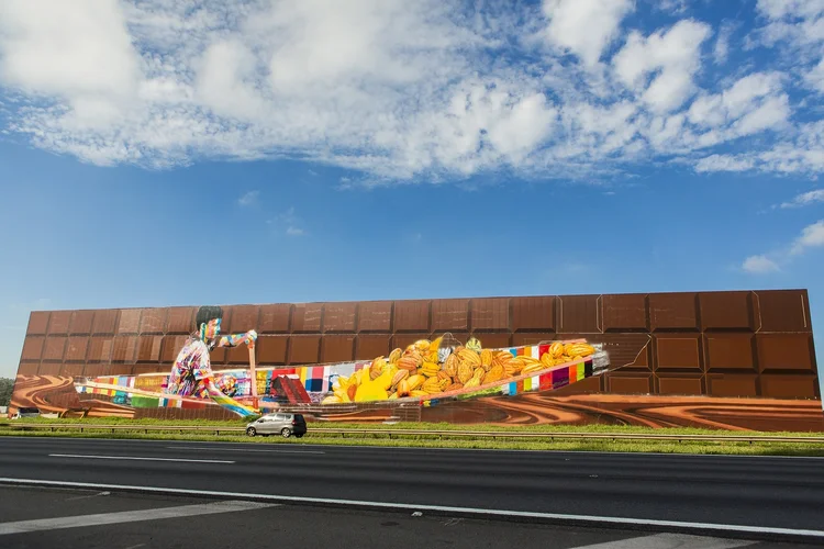 Mural do artista Eduardo Kobra na fachada da Cacau Show (Cacau Show/Divulgação)