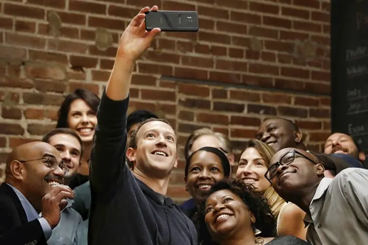 Mark Zuckerberg, fundador do Facebook (ao centro): a rede social tem um papel político cada vez mais extenso  (Jeff Roberson/AP)