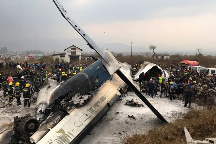 Acidente: a aeronave pegou fogo após o acidente, gerando uma grande coluna de fumaça no aeroporto (Navesh Chitrakar/Reuters)