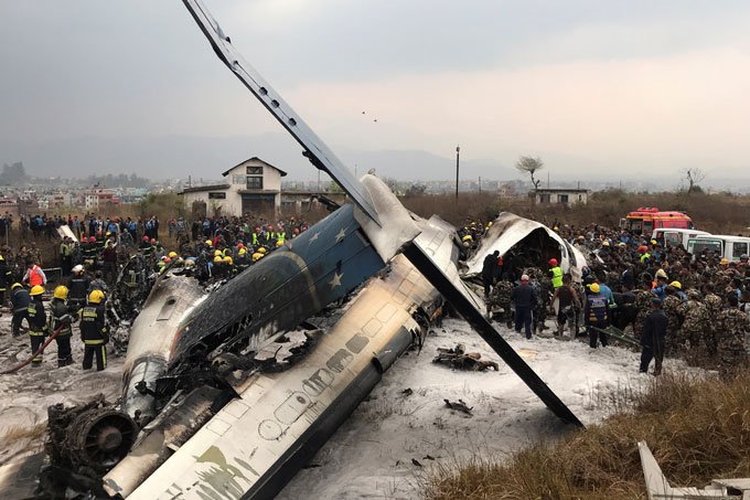 Aeronave cai ao pousar em aeroporto de Katmandu, no Nepal