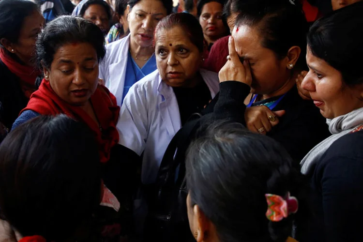 Familiares de vítimas de acidente aéreo no Nepal (Navesh Chitrakar/Reuters)