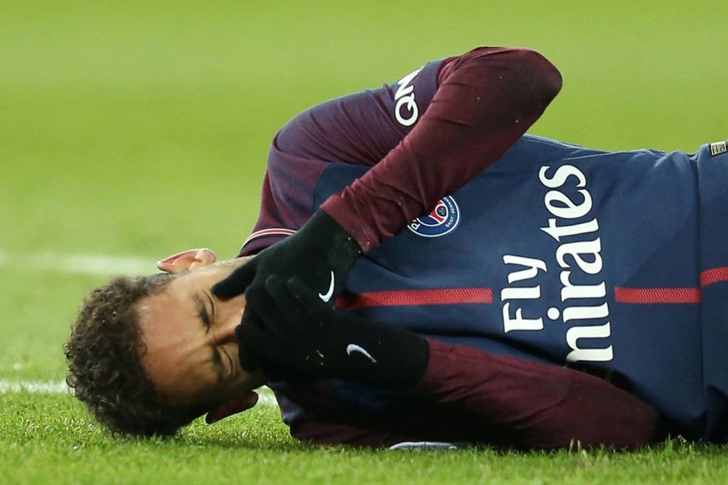 Após cirurgia neste sábado, Neymar deve ficar 3 meses de repouso