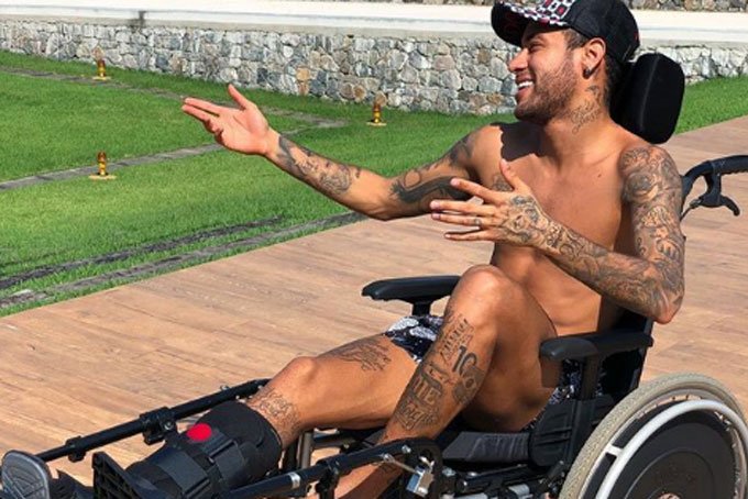 Neymar evolui bem e já não tem mais pé imobilizado, informa PSG