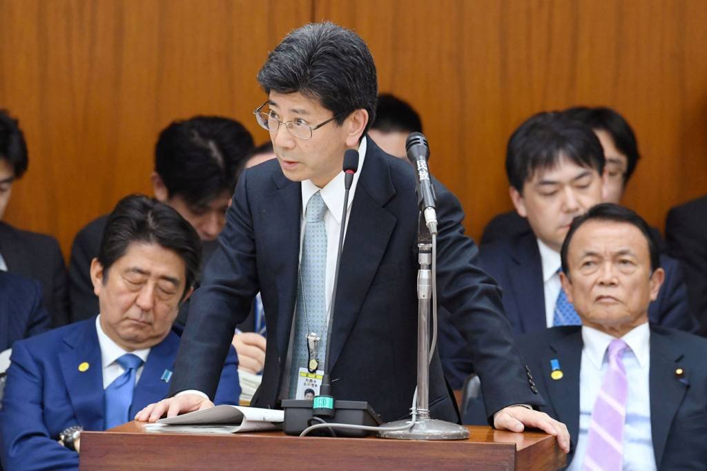Chefe da Agência Tributária renuncia após escândalo com Abe