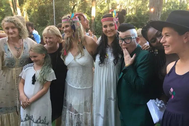 Elenco de "Orange Is The New Black" em casamento na Austrália (Lea DeLaria/Twitter/Divulgação)