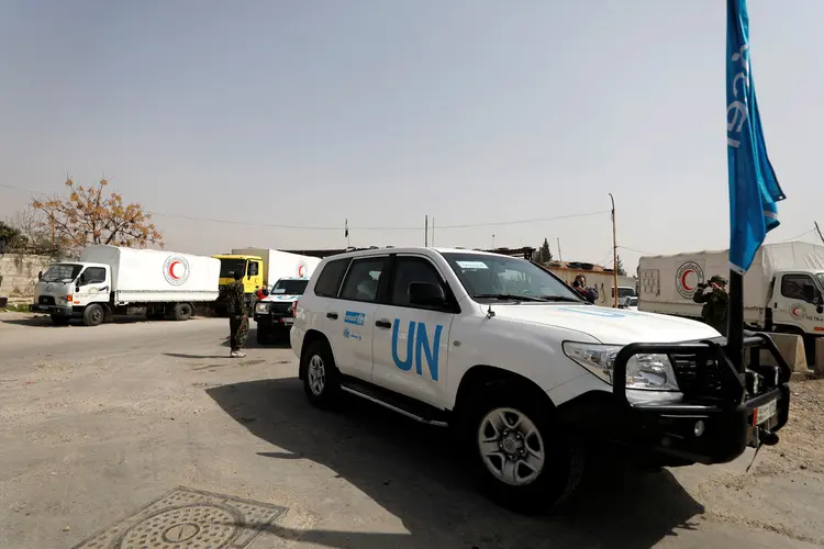 O comboio foi organizado pela ONU, pelo Comitê Internacional da Cruz Vermelha (CICR) e pelo Crescente Vermelho da Síria. (Omar Sanadiki/Reuters)