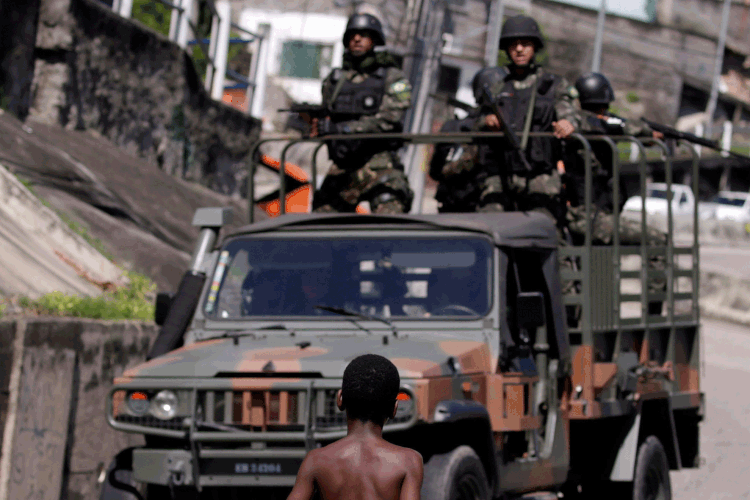 Segurança: 3,4 mil militares das Forças Armadas, 150 policiais militares e 350 policiais civis fizeram parte da operação no Lins (Ricardo Moraes/Reuters)