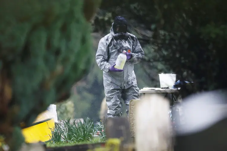 Policial investiga cena de ataque contra ex-espião russo, Sergei Skripal (Peter Nicholls/Reuters)