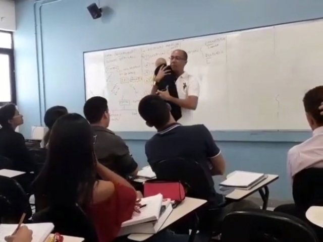 Professor acalma bebê durante aula e vídeo viraliza