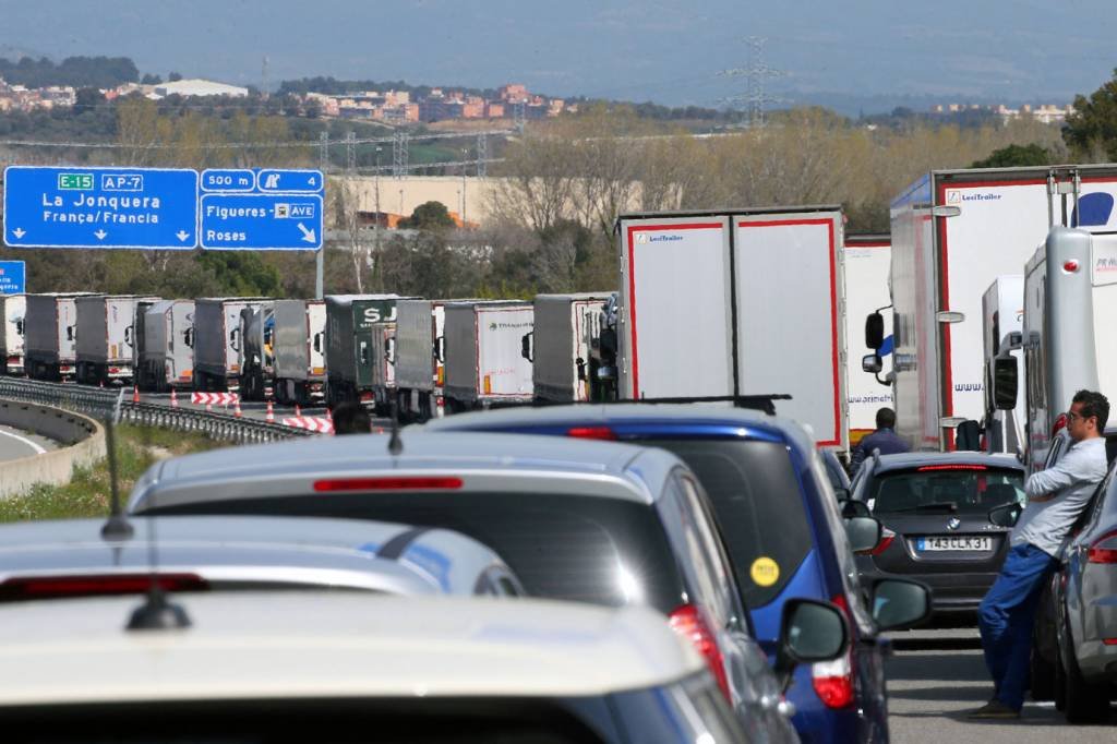 Estradas na Catalunha são bloqueadas em apoio a Puigdemont