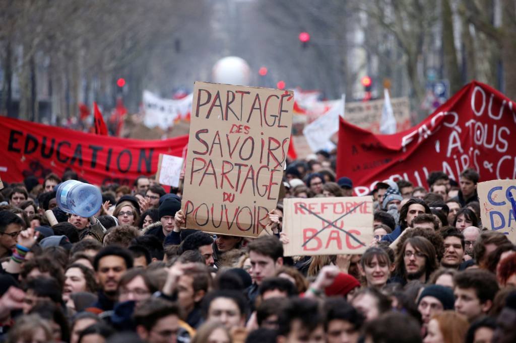 França faz grande protesto social contra governo Macron