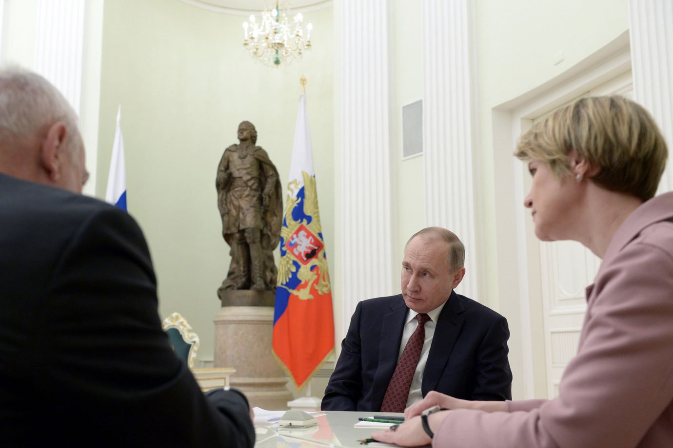Putin se reunirá hoje com seus adversários nas eleições