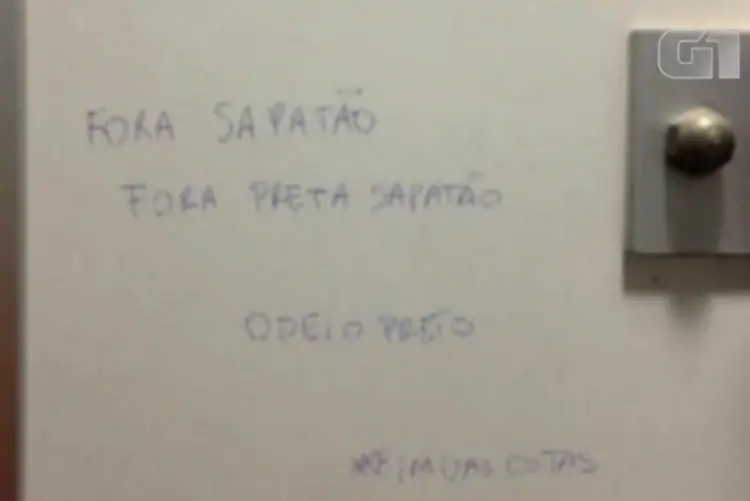 Citações racistas e homofóbicas registradas na porta de um banheiro na Faculdade de Direito de São Bernardo do Campo (G1/Reprodução)
