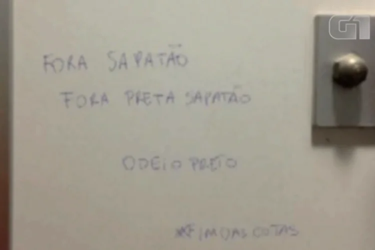 Citações racistas e homofóbicas registradas na porta de um banheiro na Faculdade de Direito de São Bernardo do Campo (G1/Reprodução)