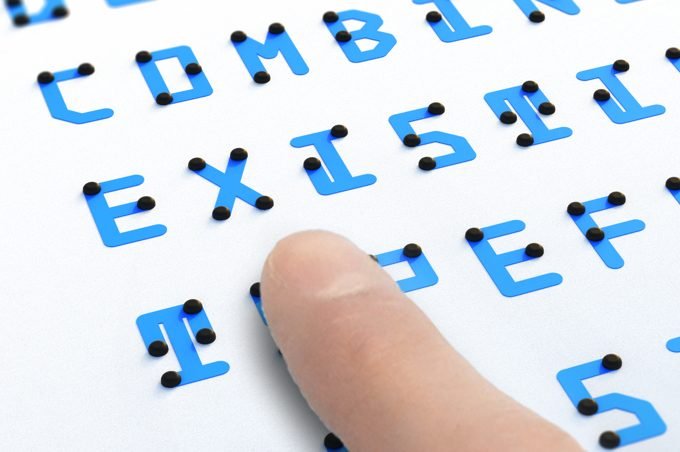 Designer cria fonte que une braile ao alfabeto tradicional