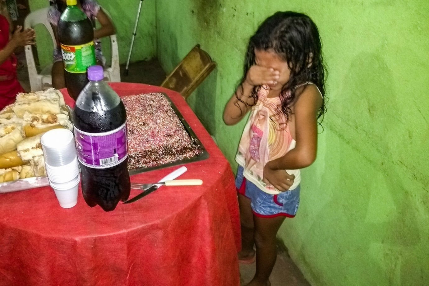 Menina que emocionou a web com bolo de aniversário ganha festa