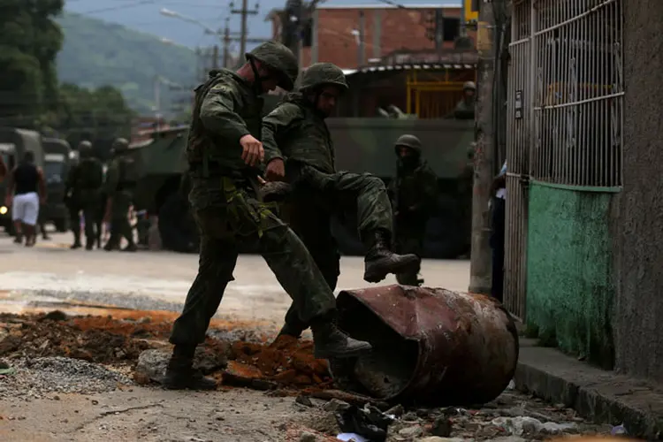 Combate ao crime na Vila Kennedy, no Rio de Janeiro (./Reuters)