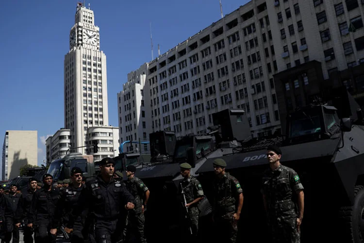 Rio de Janeiro: o confronto ocorre um dia depois de as Forças de Segurança terem intensificado as ações pela cidade (Ricardo Moraes/Reuters)