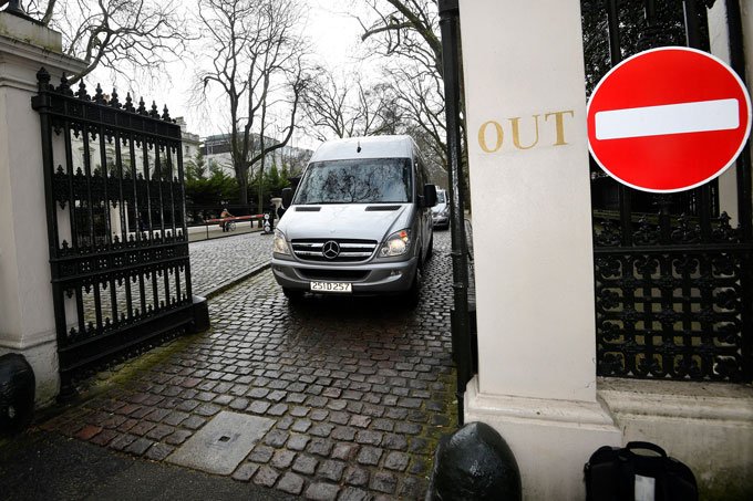 Diplomatas russos expulsos por May deixam Londres