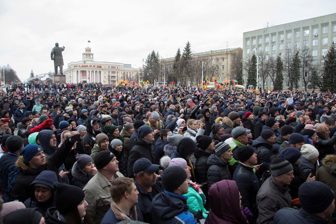 Em tom de revolta, milhares de russos protestam por incêndio em shopping