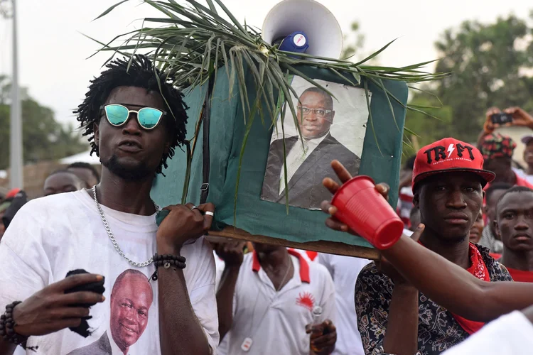 Eleitores do candidato Julius Maada Bio (Olivia Acland/Reuters)