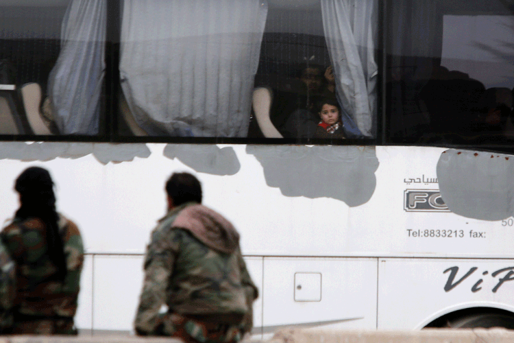 Síria: devastados pelo Exército sírio, que conta com o apoio da Rússia, os rebeldes de Ghouta Oriental estão partindo em comboios (Omar Sanadiki/Reuters)