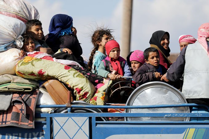 Dezenas de civis usam ônibus para deixar Ghouta Oriental