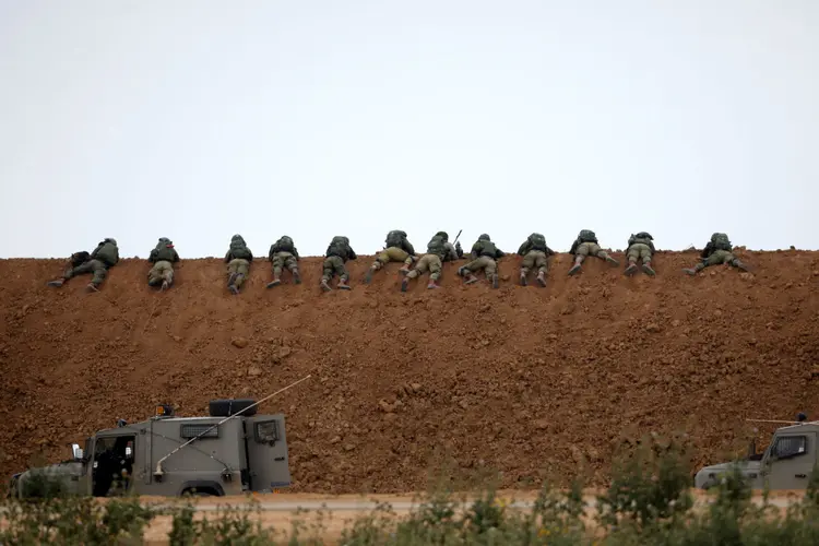 Soldados israelenses em Gaza: posições do Hamas foram atacadas (Amir Cohen/Reuters)