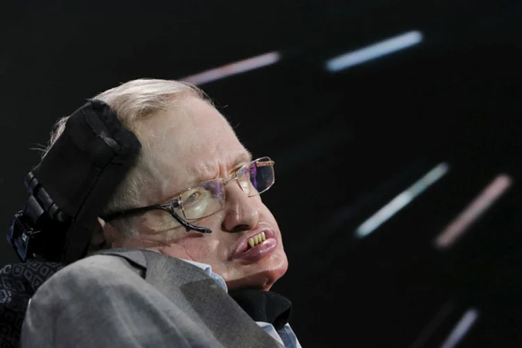 1985: Stephen Hawking perde o uso da palavra e passa a se comunicar por computador e por um sintetizador vocal (Lucas Jackson/Reuters)