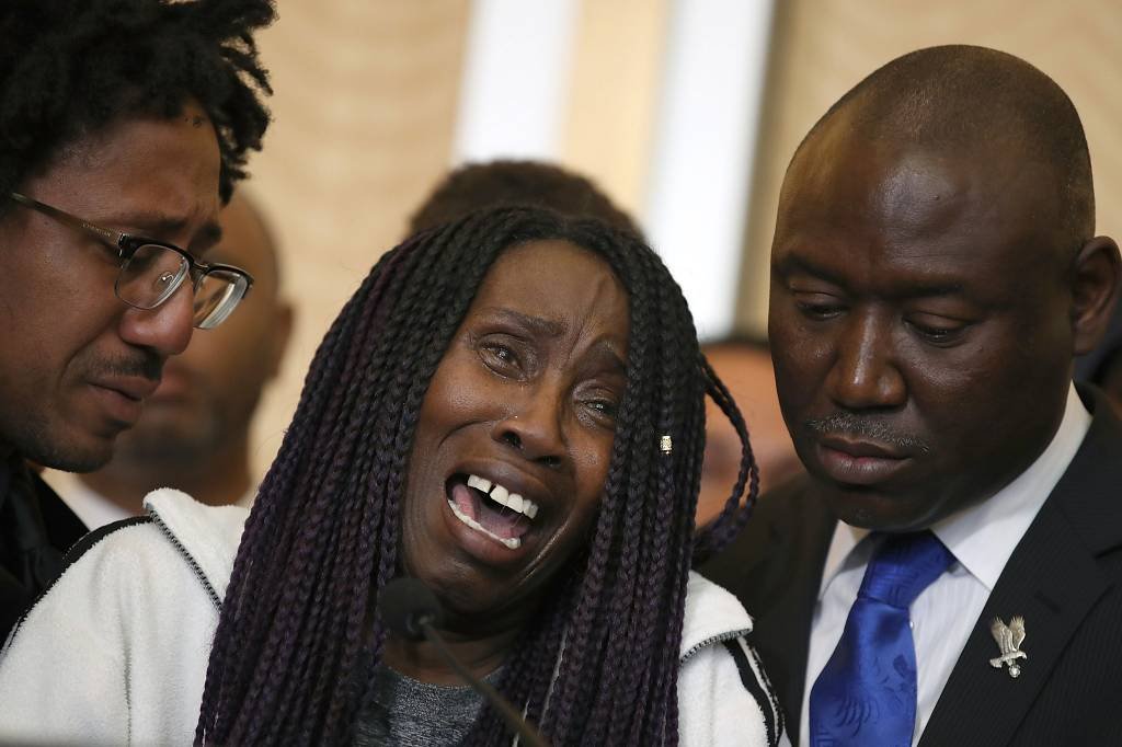 Jovem negro morto por policiais será enterrado hoje nos EUA