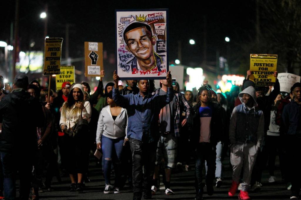 Autoridades pedem calma após protestos por morte de jovem negro nos EUA