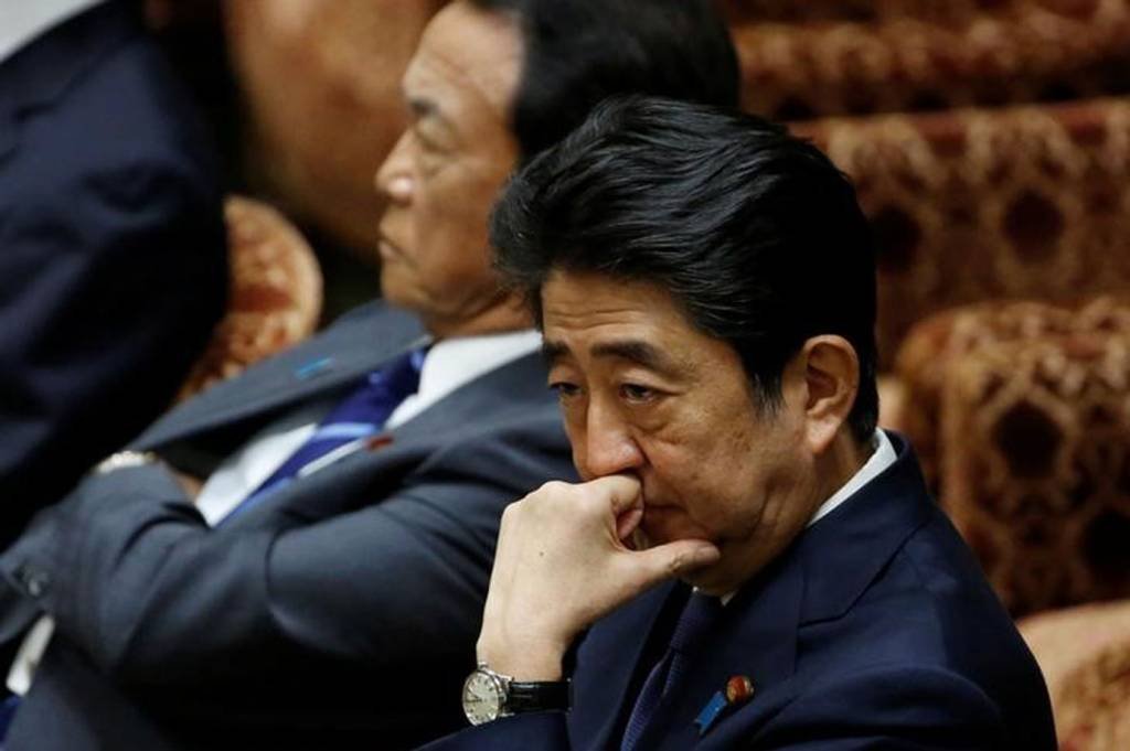 Ministro japonês admite falsificação em escândalo que afeta Abe