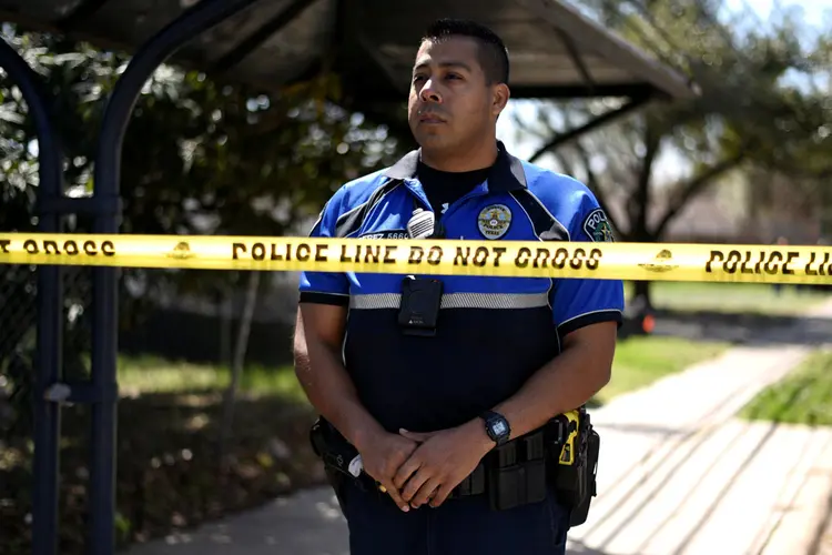Policial em local de explosão: em 2 de março ocorreu o mesmo na entrada de outra casa em Austin, onde morreu um homem de 39 anos (Sergio Flores/Reuters)