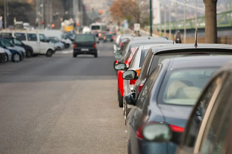 Carros: se incluídas na conta as concessionárias de motos, o ritmo diário de vendas nas lojas recuou 15% nos dias da greve dos caminhoneiros (Gudella/Thinkstock)