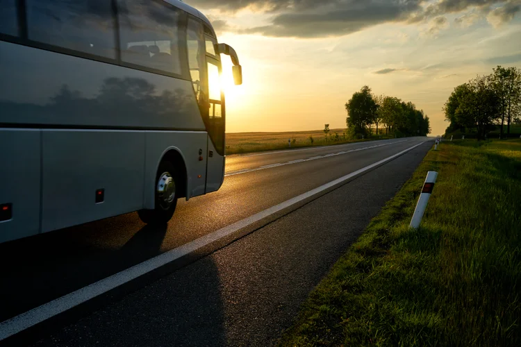 Ônibus na estrada: app de compartilhamento de viagens promete descontos de até 50% na passagem. (iStock/Thinkstock)