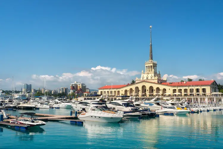 Porto comercial de Sochi, na Rússia: cidade vai receber a seleção brasileira (Eugene03/Thinkstock)