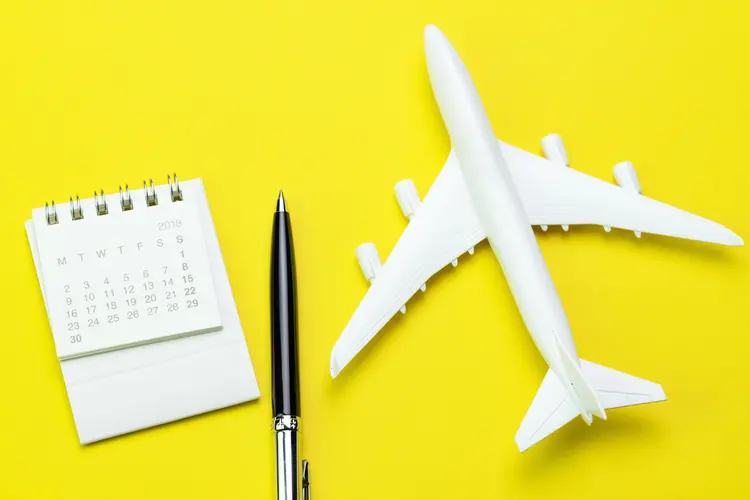 Calendário e avião: além da antecedência, baixa temporada e dia do voo também ajudam a economizar (Nuthawut Somsuk/Thinkstock)