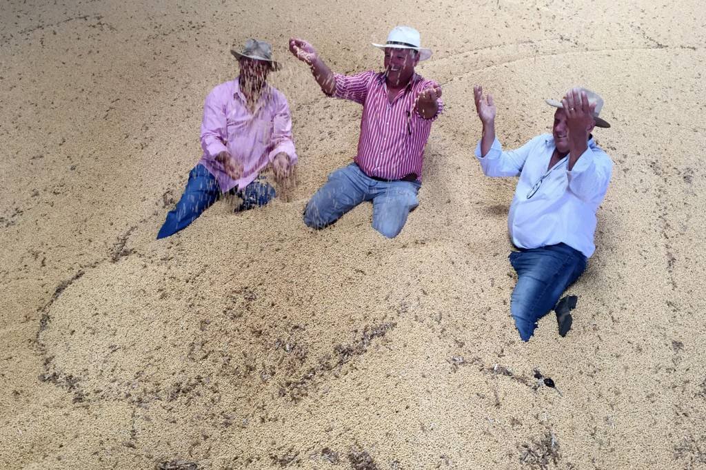Irmãos Rossato com estoque de grãos de soja em fazenda em Tocantins 24/3/2018 REUTERS/Roberto Samora (Roberto Samora/Reuters)
