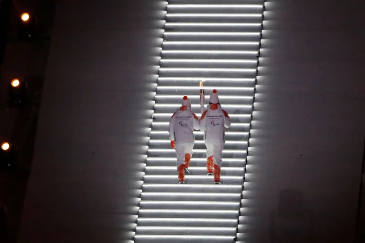 A tocha olímpica foi carregada por representantes dos dois países (Paul Hanna/Reuters)