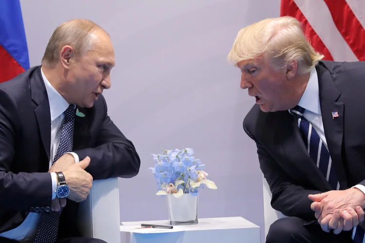 PUTIN E TRUMP EM ENCONTRO EM AGOSTO: embora não haja mais a polarização dos Anos da Guerra fria, as miras do sistema nuclear de ataque dos países detentores desse arsenal continuam funcionando / Carlos Barria/Reuters (Carlos Barria/Reuters)