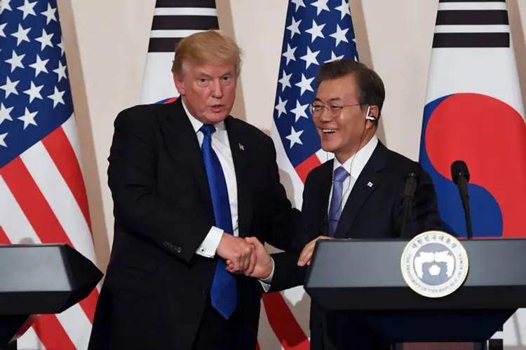 Imagem de arquivo de Donald Trump e Kim Jong Un: Durante muito tempo os dois países realizaram exercícios conjuntos descritos como puramente defensivos (Jung Yeon-Je/Reuters)