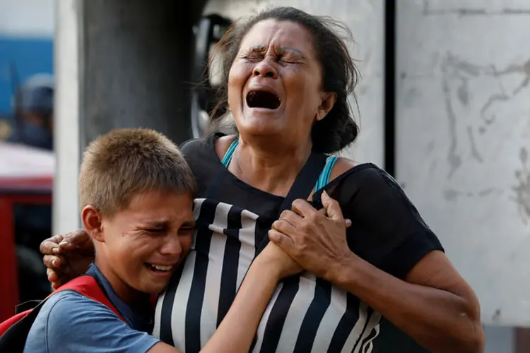 Venezuela: familiares dos detentos tentaram entrar no Comando da Polícia e foram reprimidos com bombas de gás lacrimogêneo (Carlos Garcia Rawlins/Reuters)