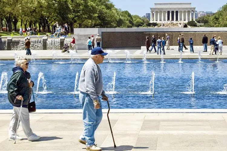 Memorial da Segunda Guerra em Washington: o número de idosos nos Estados Unidos deve saltar de 49 milhões para 73 milhões em pouco mais de dez anos   (Tim Graham/Robert Harding/Glow Images)