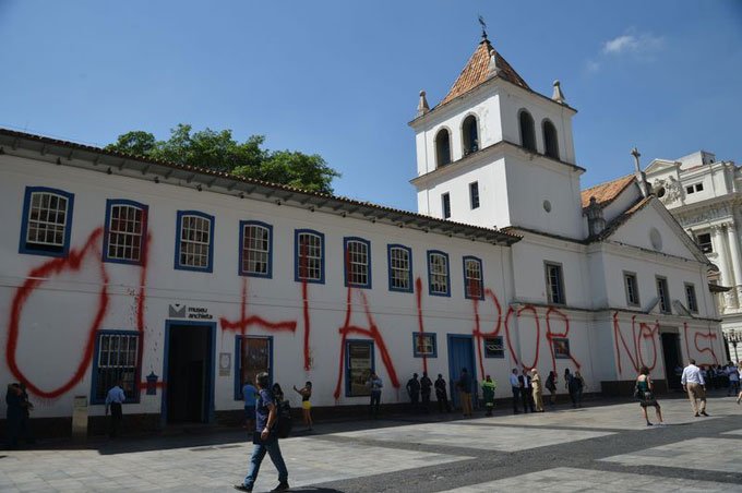 Polícia prende casal suspeito de pichar Pátio do Colégio em SP