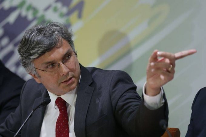 Ministro do Planejamento descarta "voo de galinha" da economia brasileira