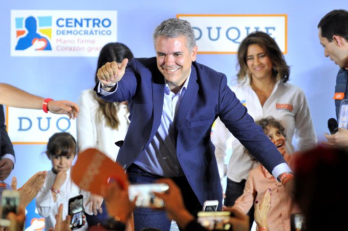 Candidato de direita lidera intenções de voto na Colômbia
