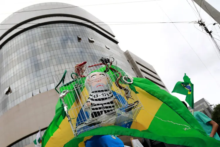 Protestos: movimentos que lideraram manifestações do impeachment da presidente cassada Dilma Rousseff chamaram manifestações (Diego Vara/Reuters)