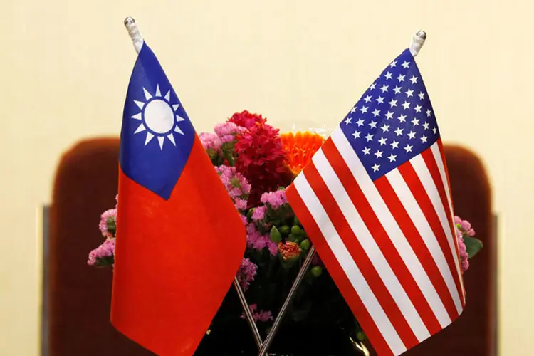 Bandeiras de Taiwan e Estados Unidos (Tyrone Siu/Reuters)